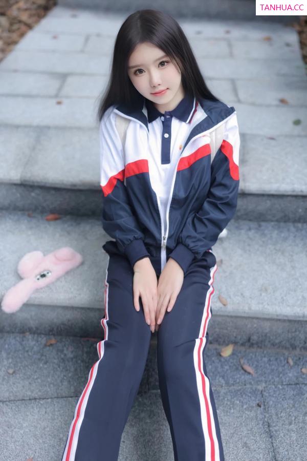   [XiuRen]高清写真图 2024.04.02 No.8335 小薯条nienie 美臀性感第3张图片